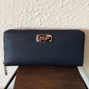 ✨ NWT Michael Kors clutch wallet ✨